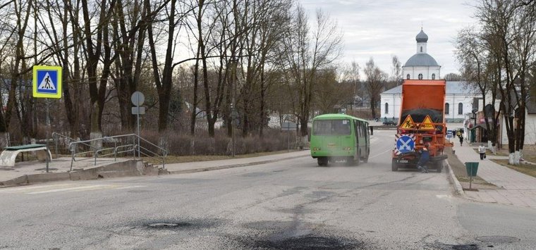 Работы по ямочному ремонту дорог начались в Острове