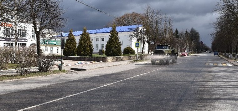 Военнослужащие обрабатывают дезрастворами улицы и остановки Острова