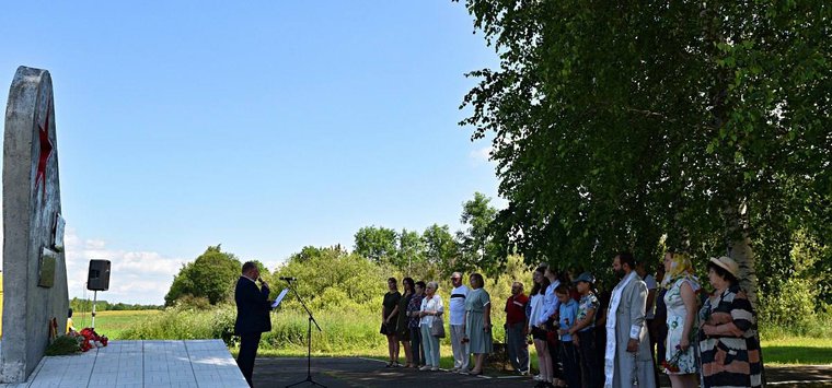 Память экипажа бомбардировщика, повторившего подвиг Гастелло, почтили островичи