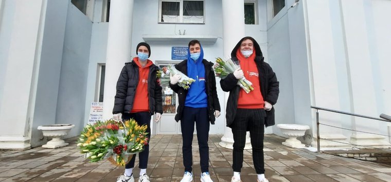 В центре Острова волонтеры дарили женщинам цветы
