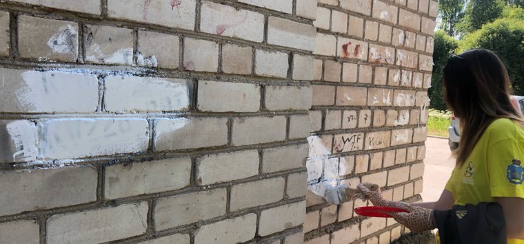Наркотическую рекламу убрали со зданий в Острове