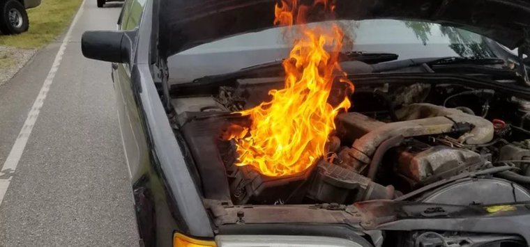 ВАЗ загорелся на трассе в Островском районе