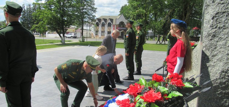 Островичи возложили цветы к памятнику Клавдии Назаровой
