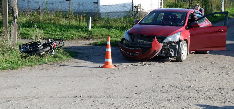 Пятиклассник на мопеде столкнулся с автомобилем такси в Острове