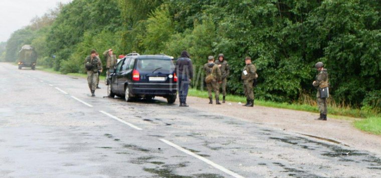 В Островском районе «Опель» остановил колонну военной техники