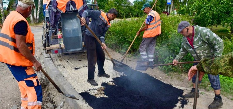 В Острове идет ремонт на улице Калинина