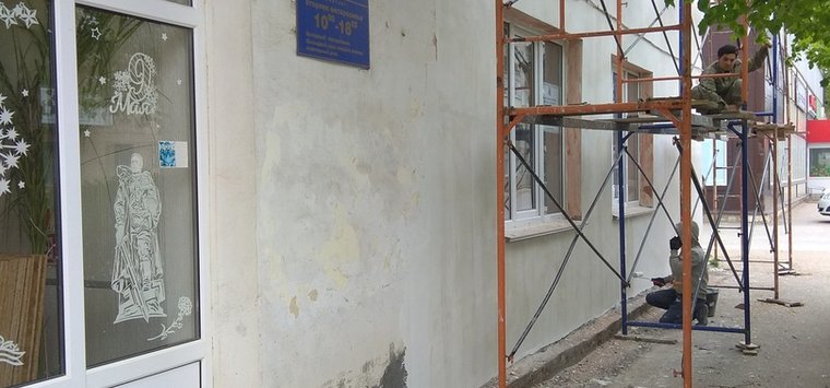 Фасад здания районной библиотеки ремонтируют в Острове