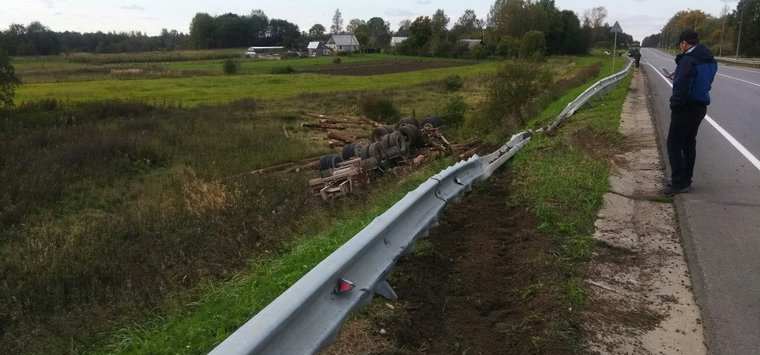 В Островском районе лесовоз не доехал до пункта назначения