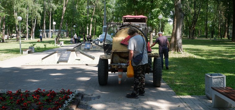 В Острове организован ежедневный полив цветов
