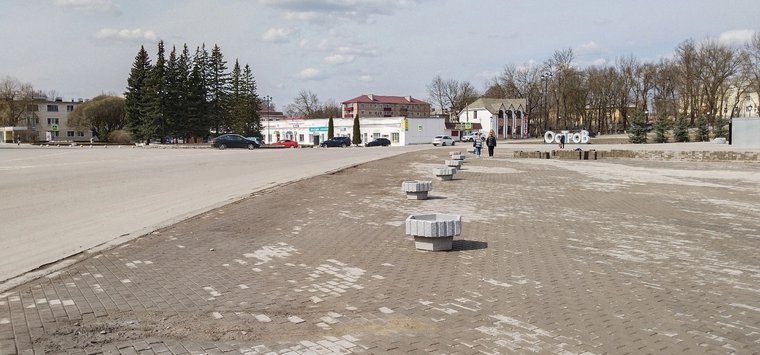 В Острове устраняют недочеты в ремонте площади имени К. И. Назаровой
