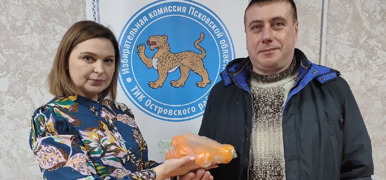 В Острове вручили мандарины победителям конкурса фотографий «Ёлочка горит»