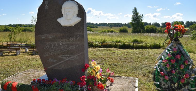 Островичи почтили память летчика, выполнявшего «кобру Пугачёва»