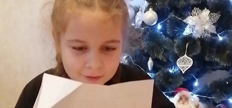 Школьница покупает подарки мобилизованным островичам