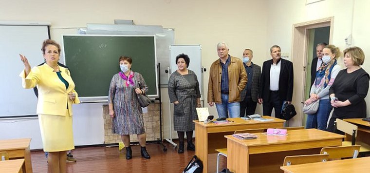 Дешевая выпечка и хорошие тренажеры: депутатский час прошел в школе №7