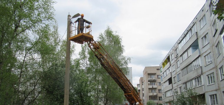 Фонари устанавливают на улице Меркурьева в Острове