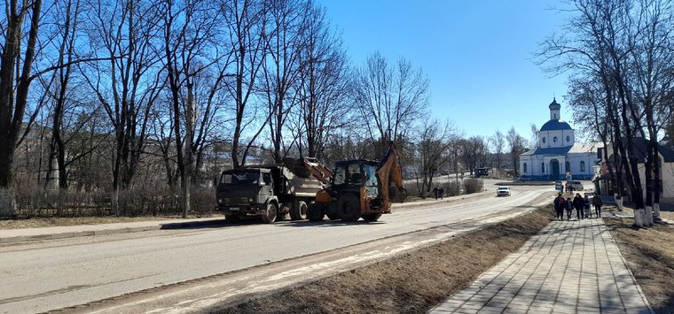 Дорожники начали убирать песок с улиц Острова