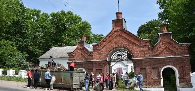 Территорию старого кладбища привели в порядок в Острове