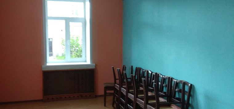 В обновленном отделе островской библиотеки расставляют книги