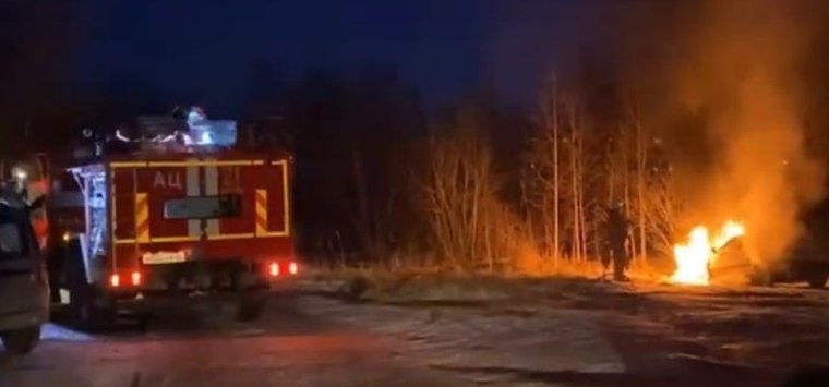 Автомобиль «Ауди» сгорел в Острове-2