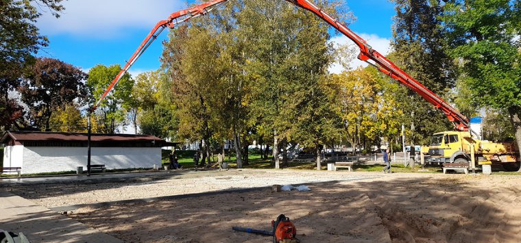 Площадку под детский комплекс готовят в островском парке Победы