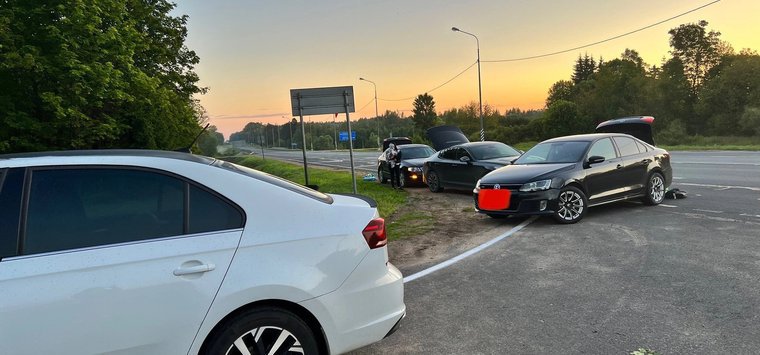 Пробивающую шины яму заделали на мосту в Островском районе
