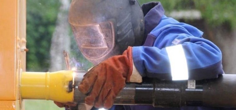 Сотрудники Газпрома ведут ремонт на улице Меркурьева в Острове