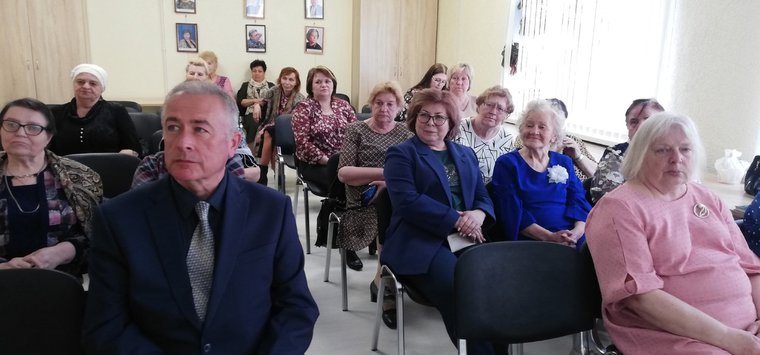 В Острове ветеран презентовал сборник стихов «Добрым людям»