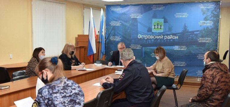 С состоящими на учете островичами провели профилактические беседы