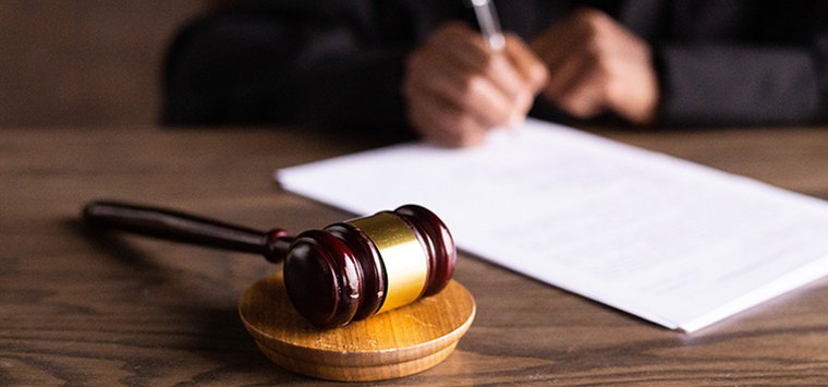 Острович предстал перед судом за грабеж на кладбище