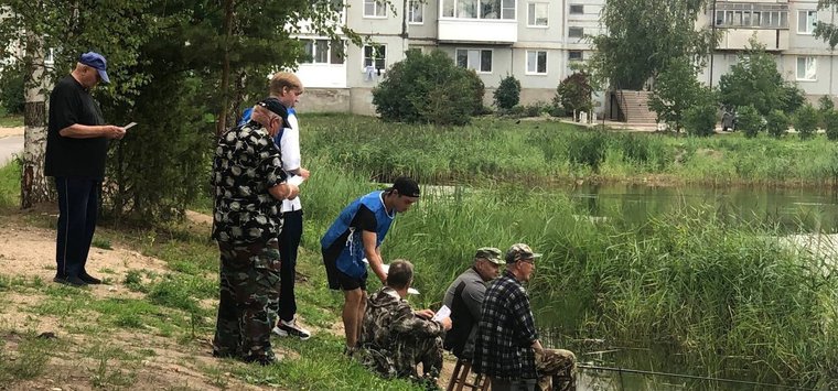 Волонтеры помогают островичам разобраться в вопросах электронного голосования