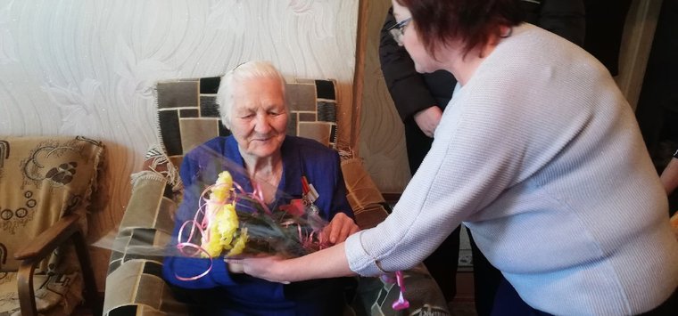 Ветерана труда поздравили с 90-летием в Острове