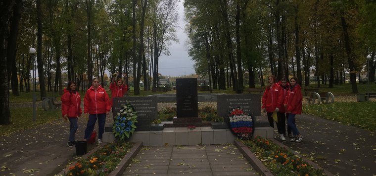 В Острове волонтеры привели в порядок памятные места в парке Победы