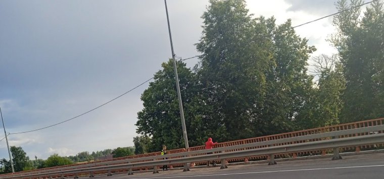 «Изучали законы физики»: островичи обсуждают плюющих на автомобили подростков