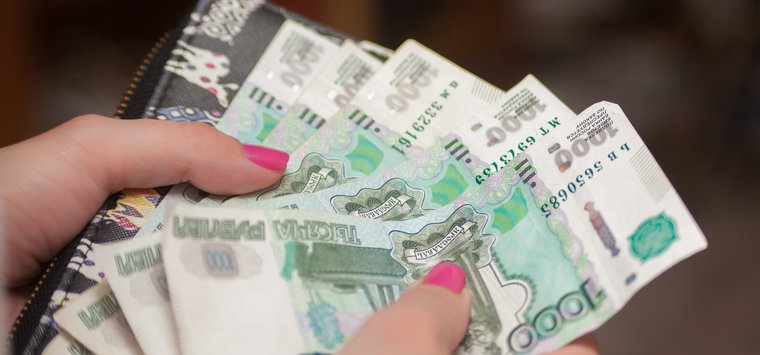 Муниципальным служащим в Псковской области планируют повысить зарплату