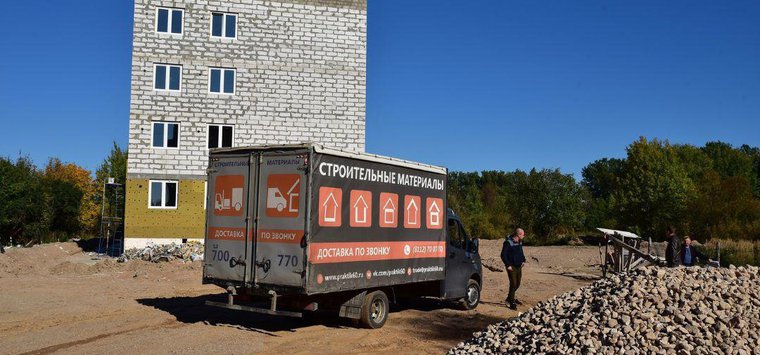 Дмитрий Быстров проверил ход строительства многоэтажки в Острове