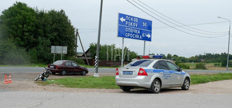 Водитель мопеда пострадал в ДТП на трассе в Островском районе