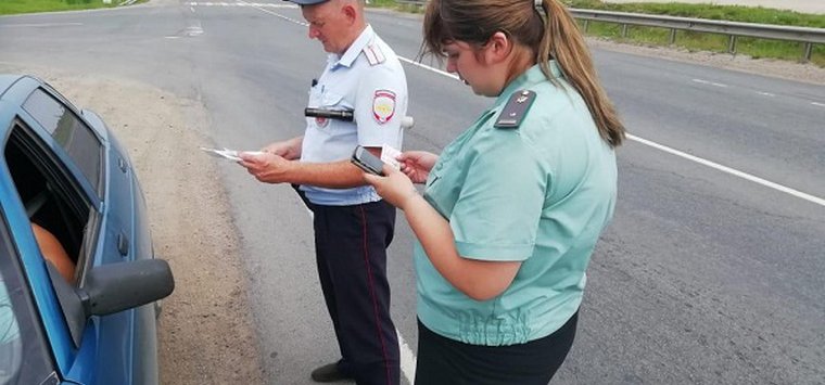 Приставы провели рейд в Островском районе и арестовали автомобиль