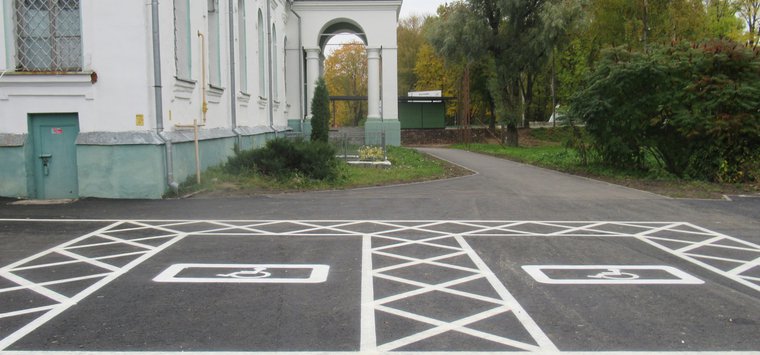 Создание парковочной зоны возле Троицкого собора завершили в Острове