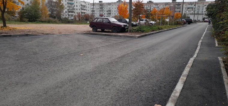 В Острове исправляют недочеты в работе по обновлению стадиона на улице Перовской