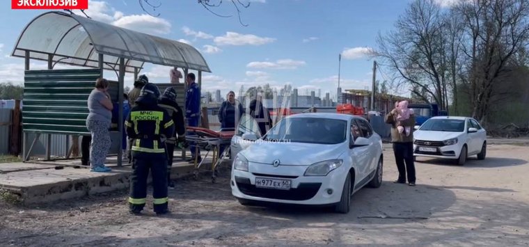 Водитель «Тойоты» сбил двух детей у остановки в Острове