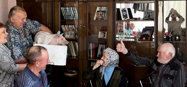 Свинью преподнесли островичу на 90-летие