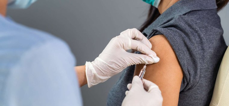 В Псковской области участвующим в вакцинации от COVID-19 медикам выплатят более 26 млн рублей