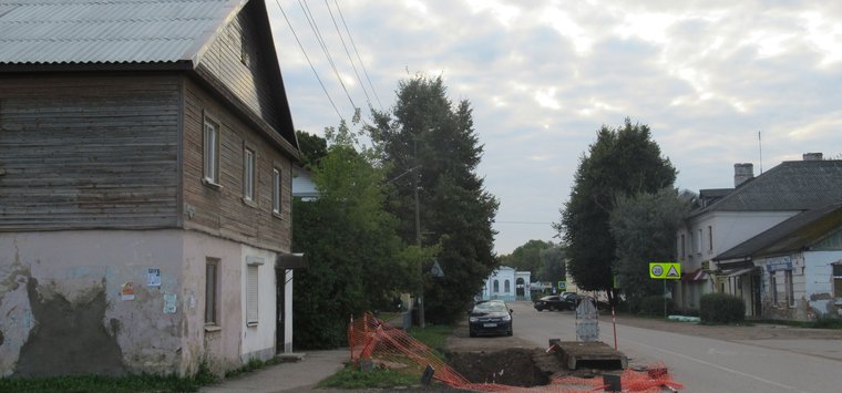 В Острове завершается замена труб отопления на улице 25 Октября