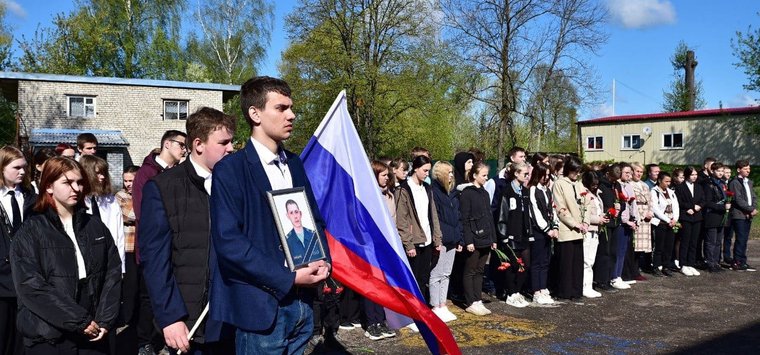 В Острове открыли две мемориальные доски в память о героях СВО