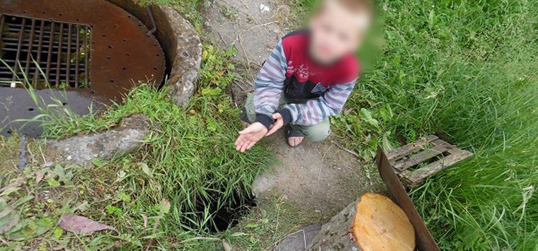 В Островском районе второклассник спас провалившуюся в промоину девочку
