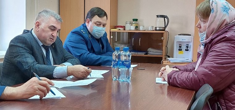 Островичи пожаловались депутату на агрессивную собаку
