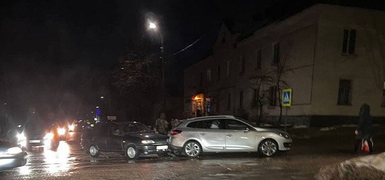 Два автомобиля столкнулись в центре Острова
