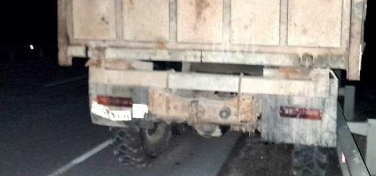 В Островском районе «Ауди» врезалась в грузовик, который ехал без габаритных огней