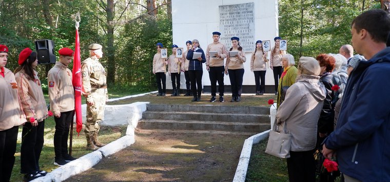 Память расстрелянных подпольщиков почтили островичи