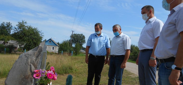 Памятный знак открыли на месте сожженного дома героя в островской деревне Дарьино